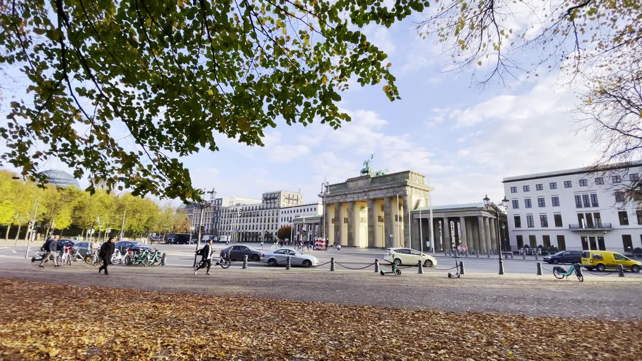 paisaje otoñal en berlín con follaje frente a la puerta de brandenburgo