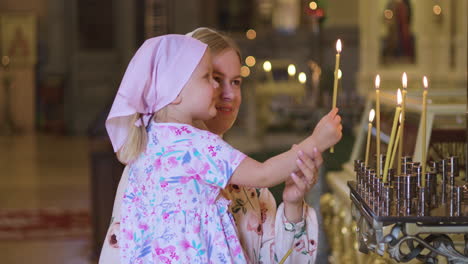 mujer y niño en la iglesia