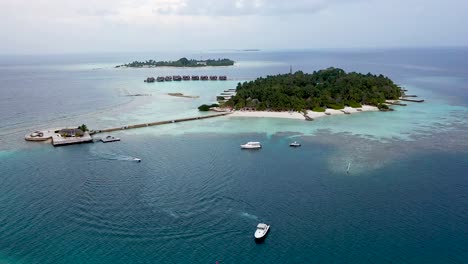 toma de drones de un increíble resort isleño en las maldivas