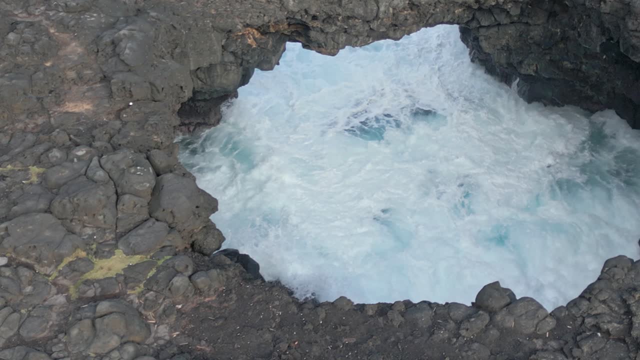Mauritius - Le Bouchon - following the waves on Pont Naturel
