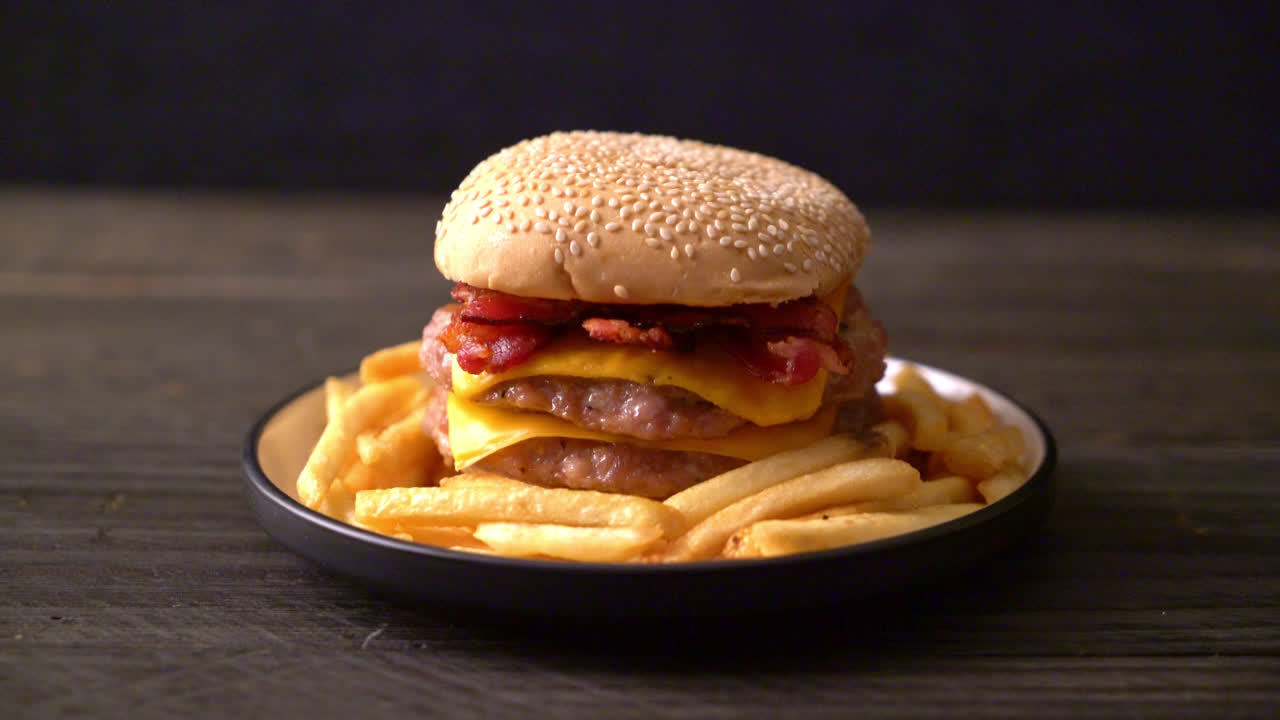 hamburguesa de cerdo o hamburguesa de cerdo con queso, tocino y patatas fritas