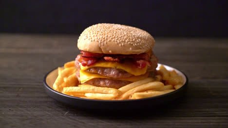 hamburguesa de cerdo o hamburguesa de cerdo con queso, tocino y papas fritas