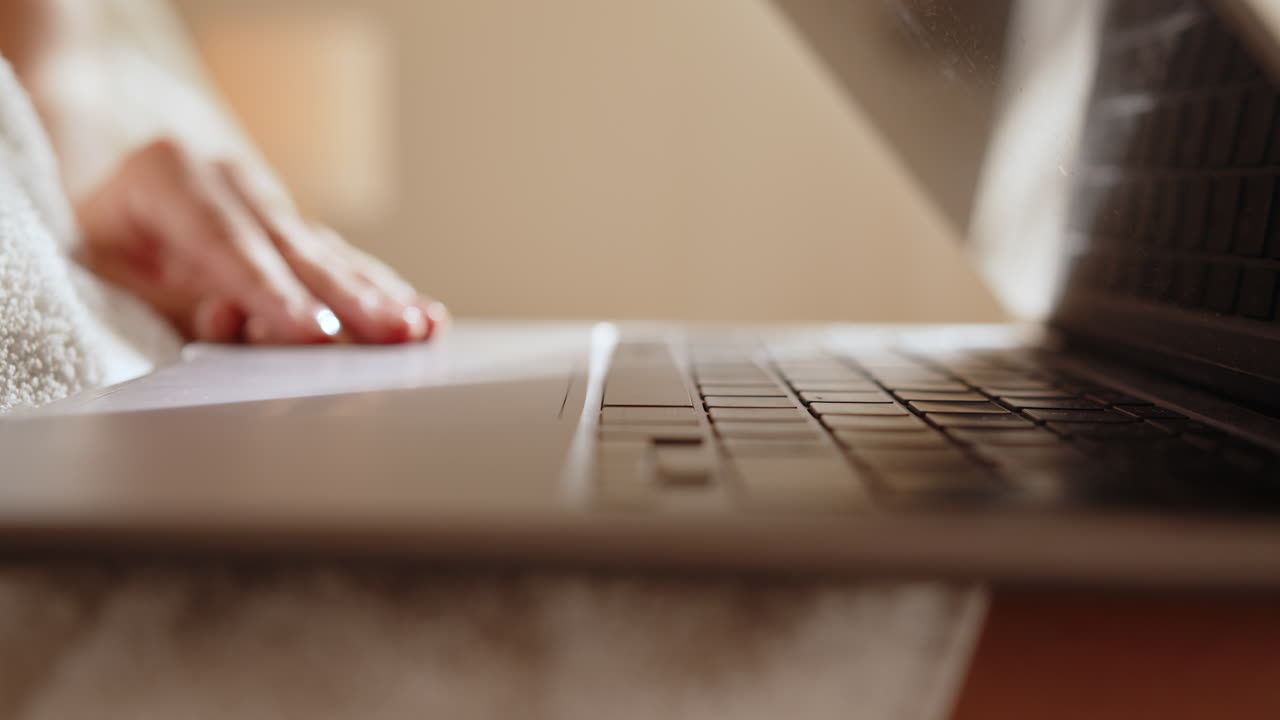 노트북에서 일하는 여자