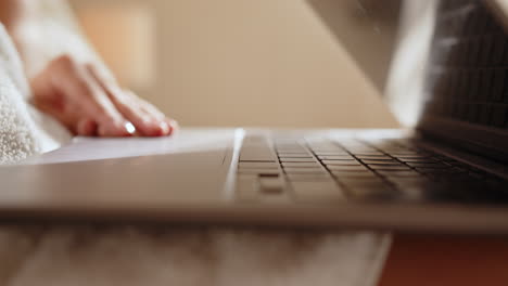 mujer trabajando en computadora portátil