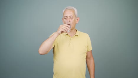 El-Hombre-Está-Bebiendo-Agua.