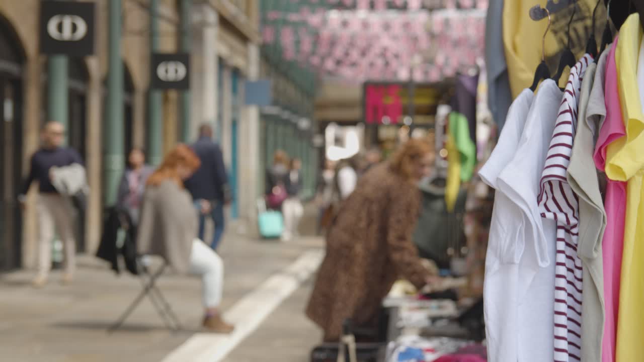 столы на рынке ковент-гарден с туристами в лондоне, великобритания 1