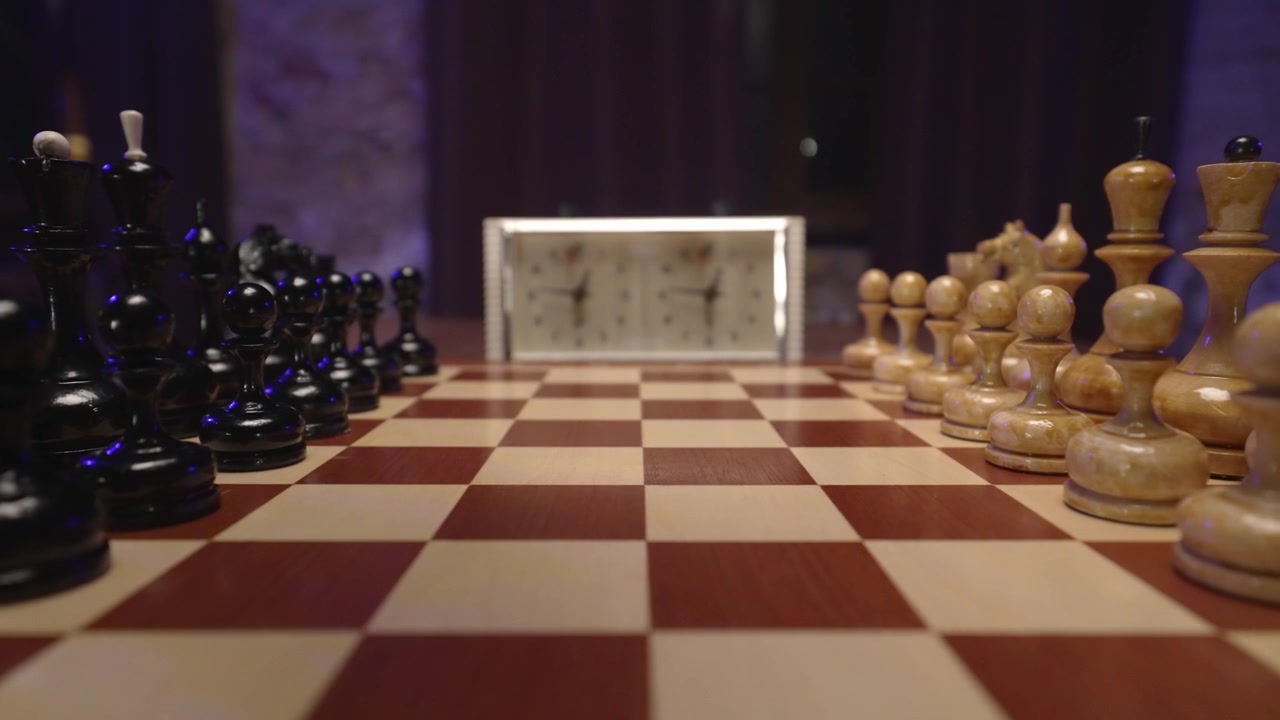 Шахматная доска с фигурами и часами, готовая к игре