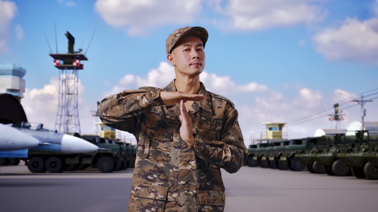 солдат показывает жест отсрочки на военной базе