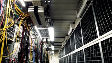 dentro de una sala de servidores