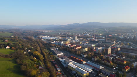 Luftaufnahme-Einer-Kleineren-Stadt-Und-Ihres-Täglichen-Treibens-Auf-Den-Straßen-Während-Der-Goldenen-Stunde