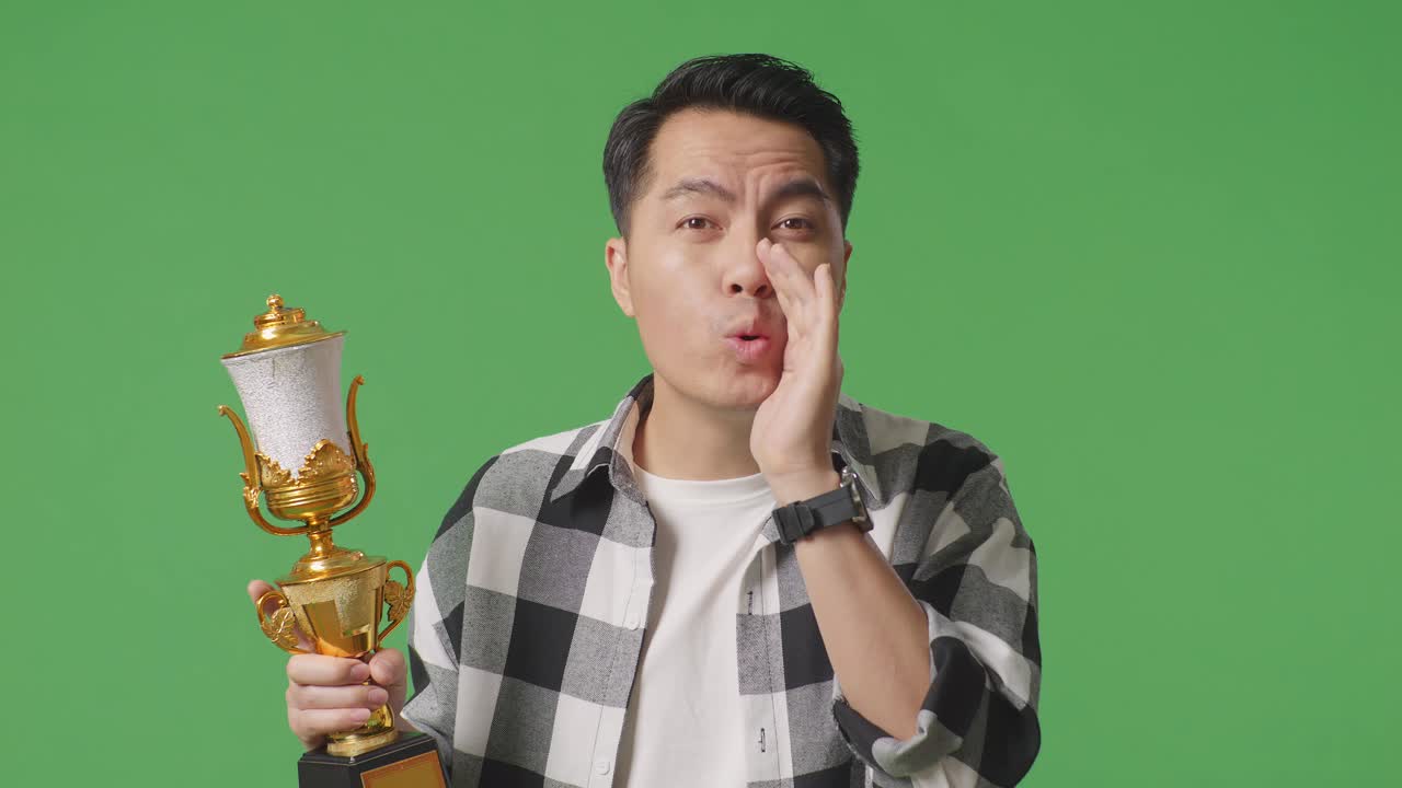 트로피를 들고 승리를 선언하는 남자