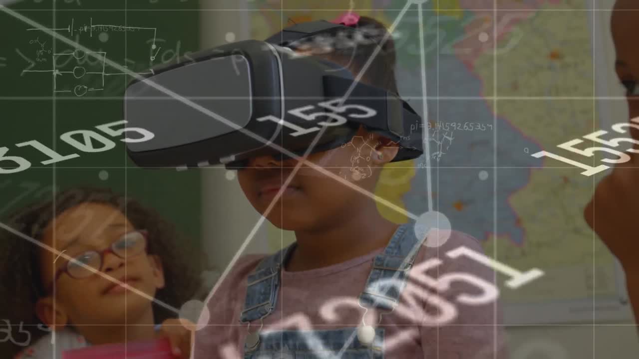 ecuaciones matemáticas flotando contra la niña afroamericana que usa auriculares vr en clase en la escuela