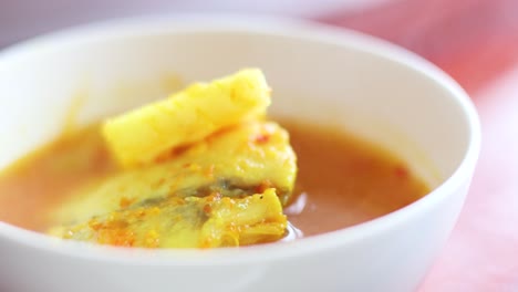 파인애플과 함께 생선 커리