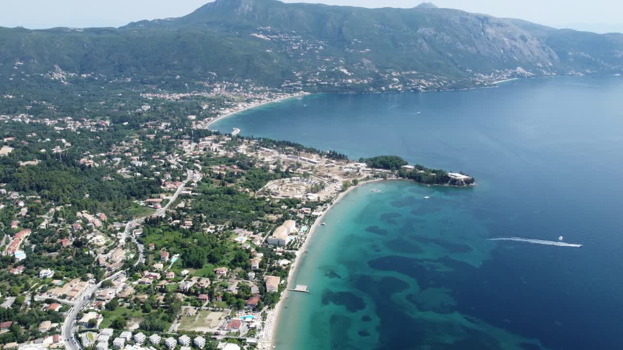 코르푸 섬의 이프소스 만과 해변에서 지평선에 있는 산을 내려다보는 풍경적인 공중 영상