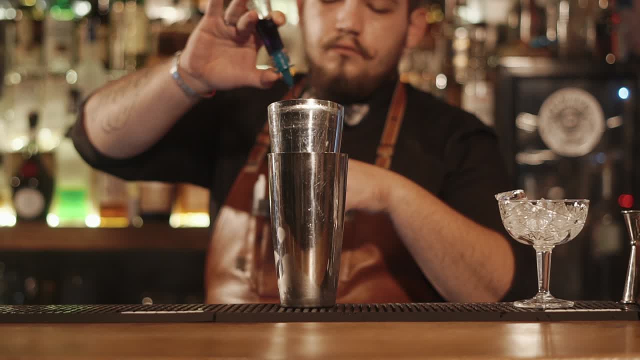 el camarero haciendo un cóctel.