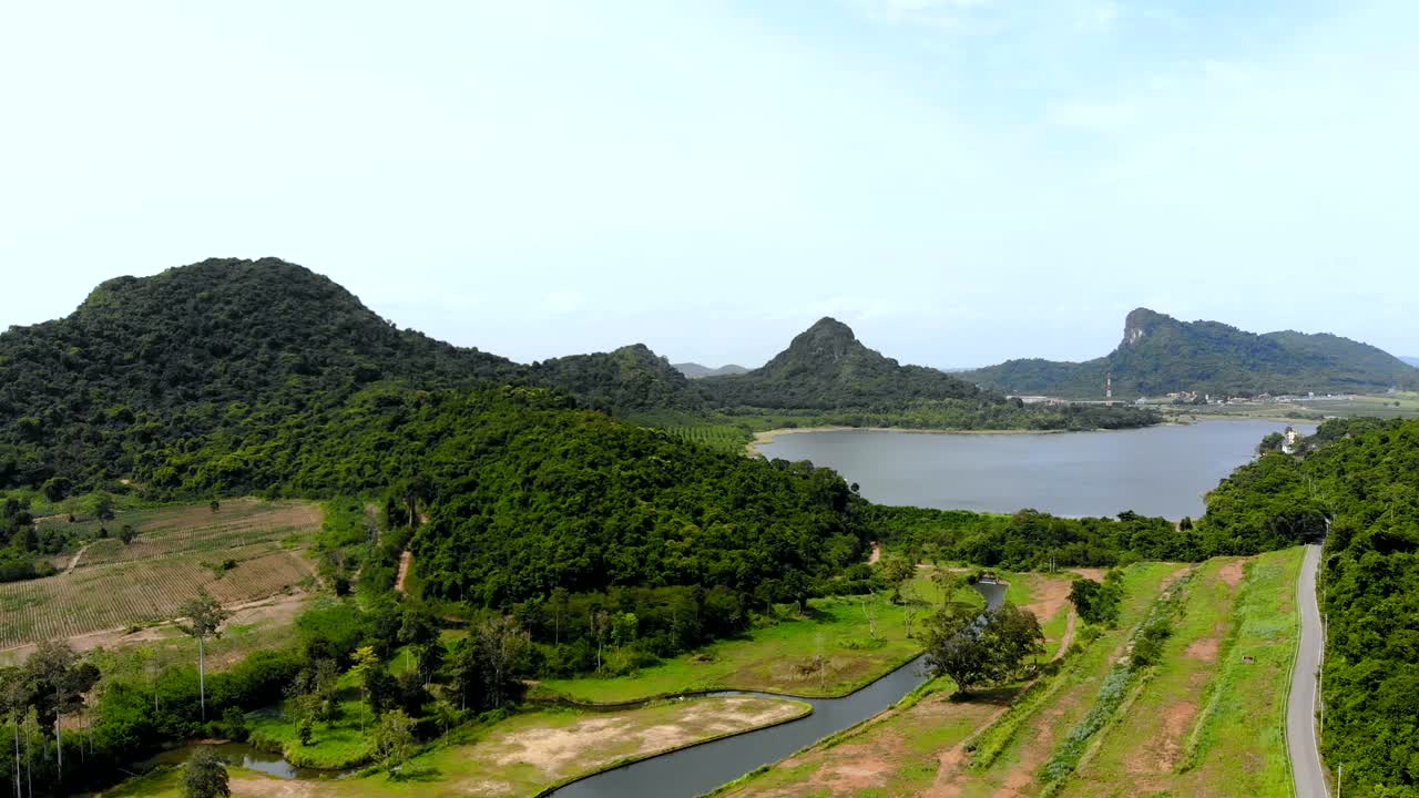 vista aérea tomada por un avión no tripulado paisaje pintoresco de la naturaleza montaña y bosque lugar en tailandia