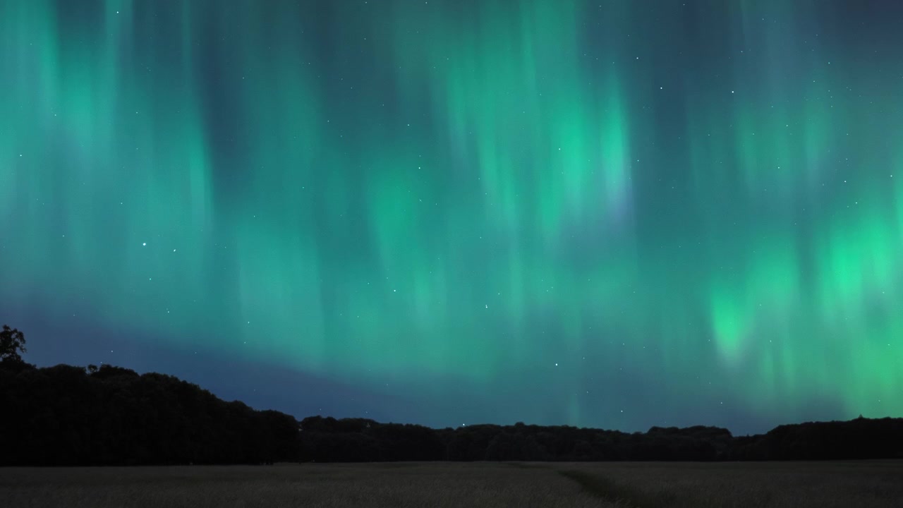 Nordlys over et jorde