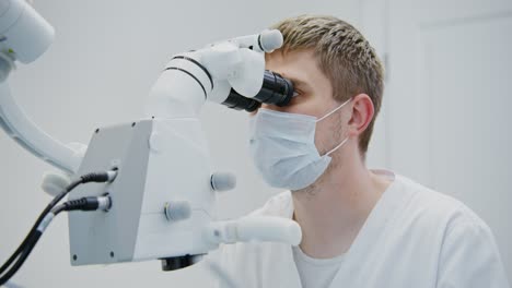 dentista usando el microscopio dental