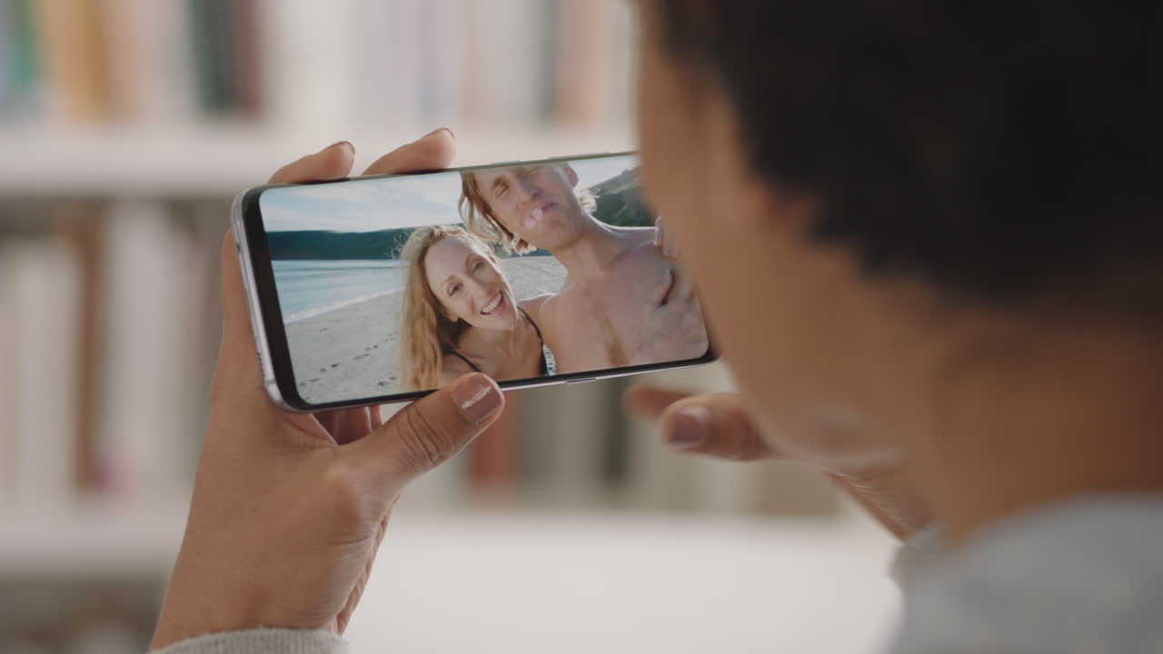 mujer joven chateando en video usando un teléfono inteligente saludando a una pareja en vacaciones de luna de miel compartiendo experiencia de viaje divirtiéndose aventura de vacaciones comunicándose con teléfono móvil 4k