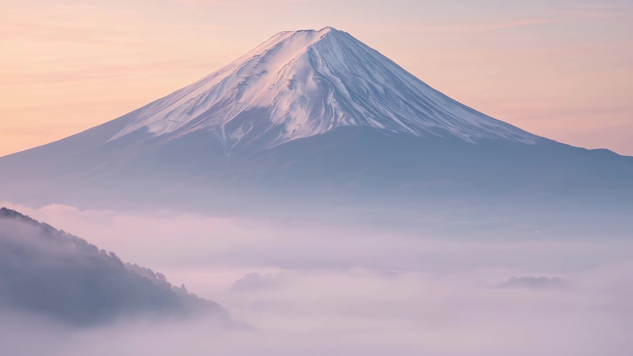 日の出の雲海にそびえ立つ富士山