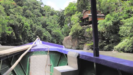 conducir un bote en el río amazonas en perú, américa del sur