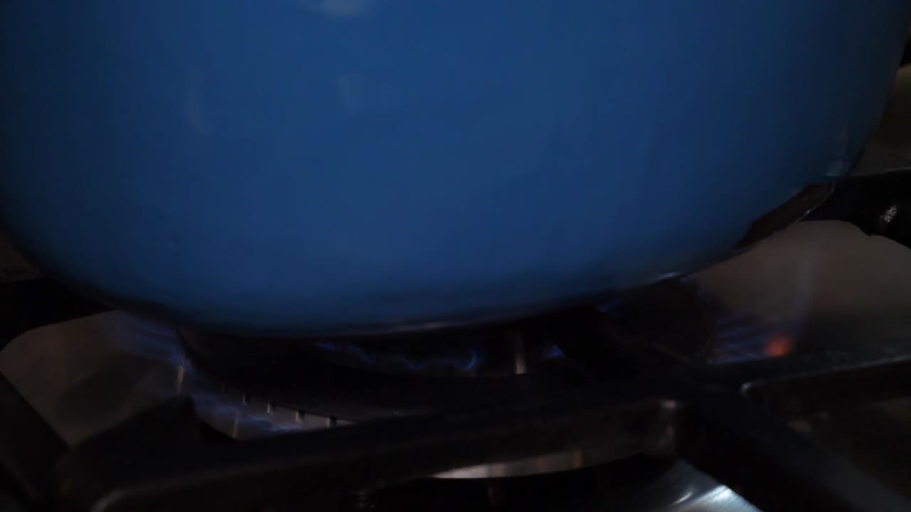 비프 부르기뇽, 튀긴 양파 위에 고기를 얹는 요리