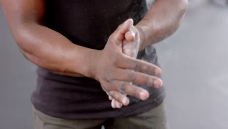 hombre afroamericano en forma aplica desinfectante para las manos