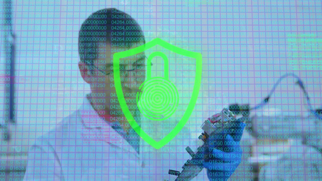 animación del icono del candado de seguridad contra un ingeniero caucásico que trabaja en una placa de circuito eléctrico
