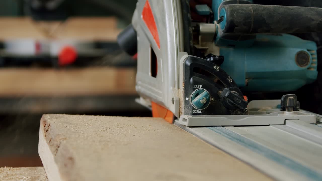 медленное движение. мастер разрезает деревянную доску с помощью круговой пилы в деревообрабатывающей мастерской небольшого производителя мебели. v5