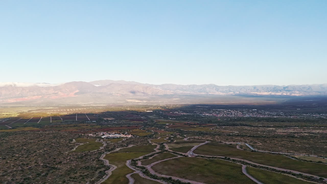 hyperlapse de la ciudad de cafayate, salta, argentina, mostrando sombras que se arrastran en el valle al atardecer
