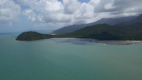 Aguas-Turquesas-Del-Mar-Alrededor-Del-Promontorio-Cape-Tribulation-En-Queensland,-Australia