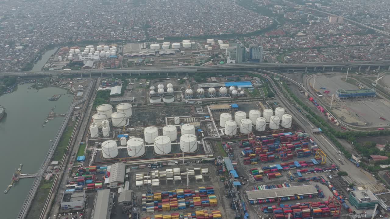 Luftaufnahme von industriellen Lagertanks und Hafeninfrastruktur in Jakarta.