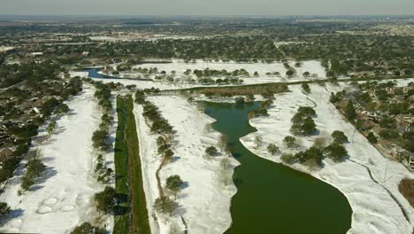 Vista-Aérea-Del-Campo-De-Golf-Cinco-Ranch-Durante-La-Gran-Helada-De-Texas-En-Febrero-De-2021.