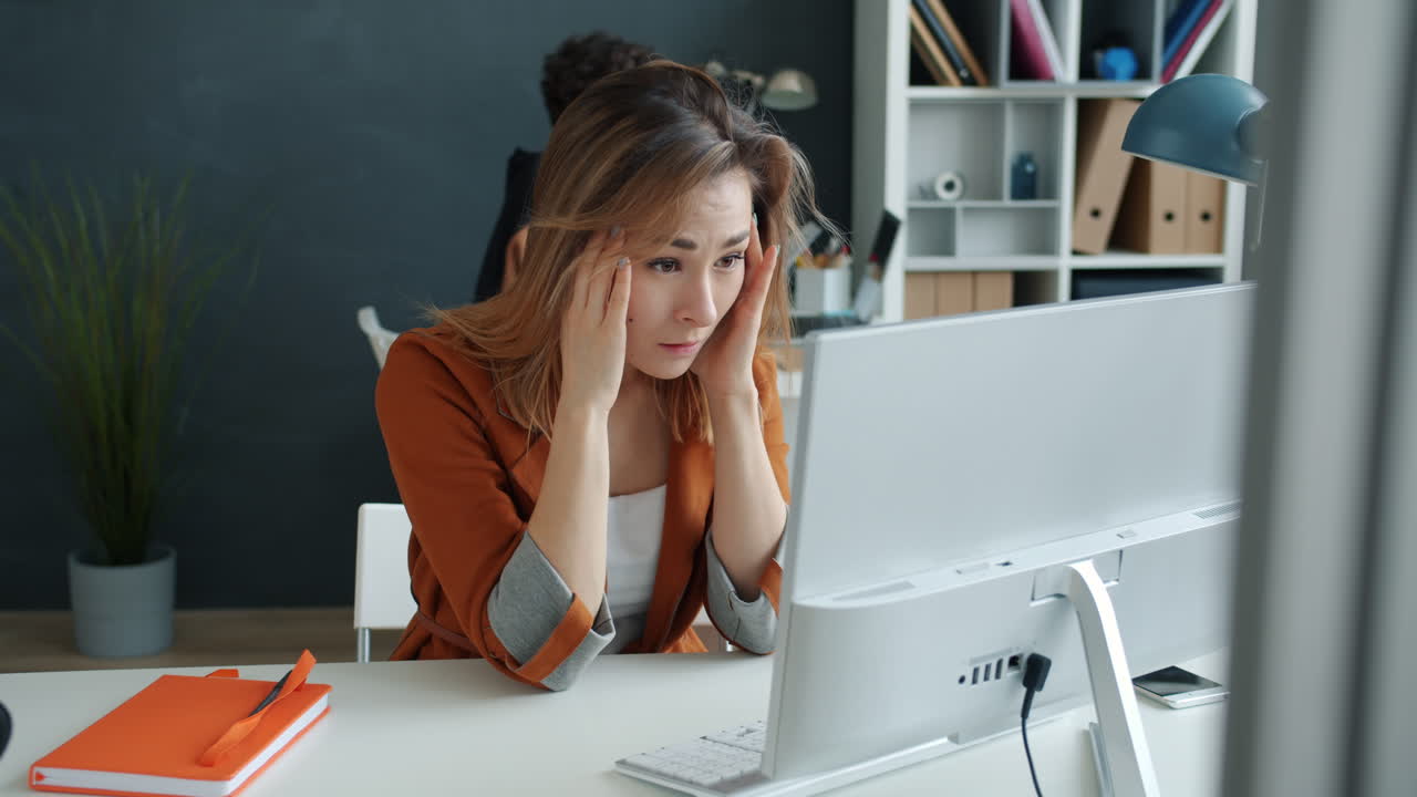 mujer estresada en la computadora