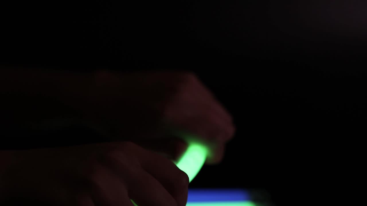 손이 녹색 반이는 스틱을 활성화합니다.