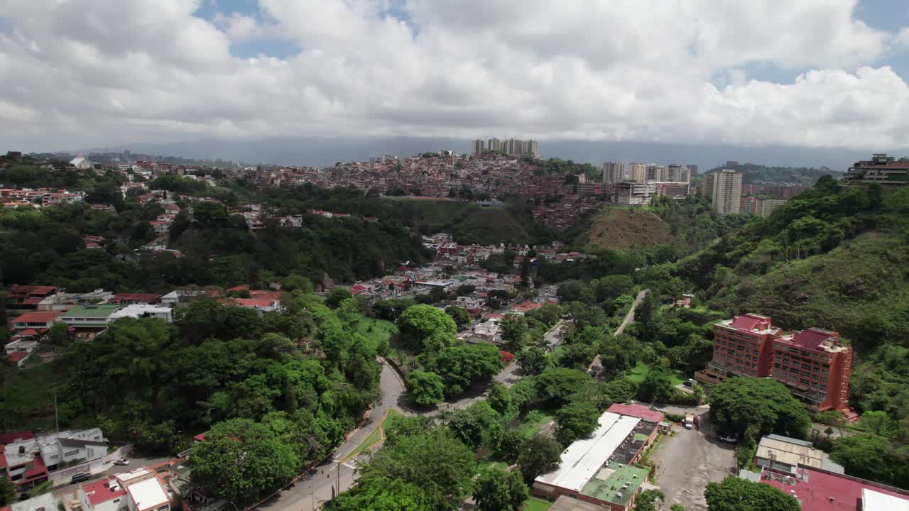 Drone sopra La Tahona che mostra i tetti e le strade alberate di Caracas, Venezuela