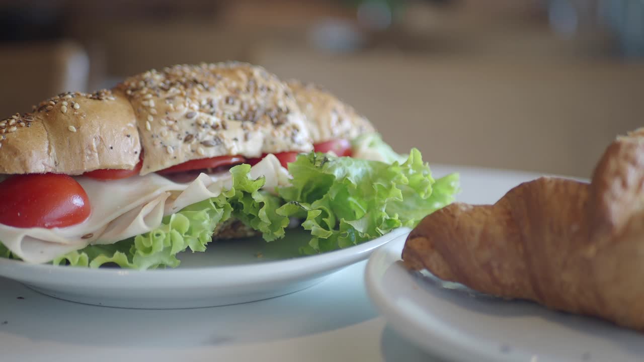 Croissant farcito con lattuga e pomodoro