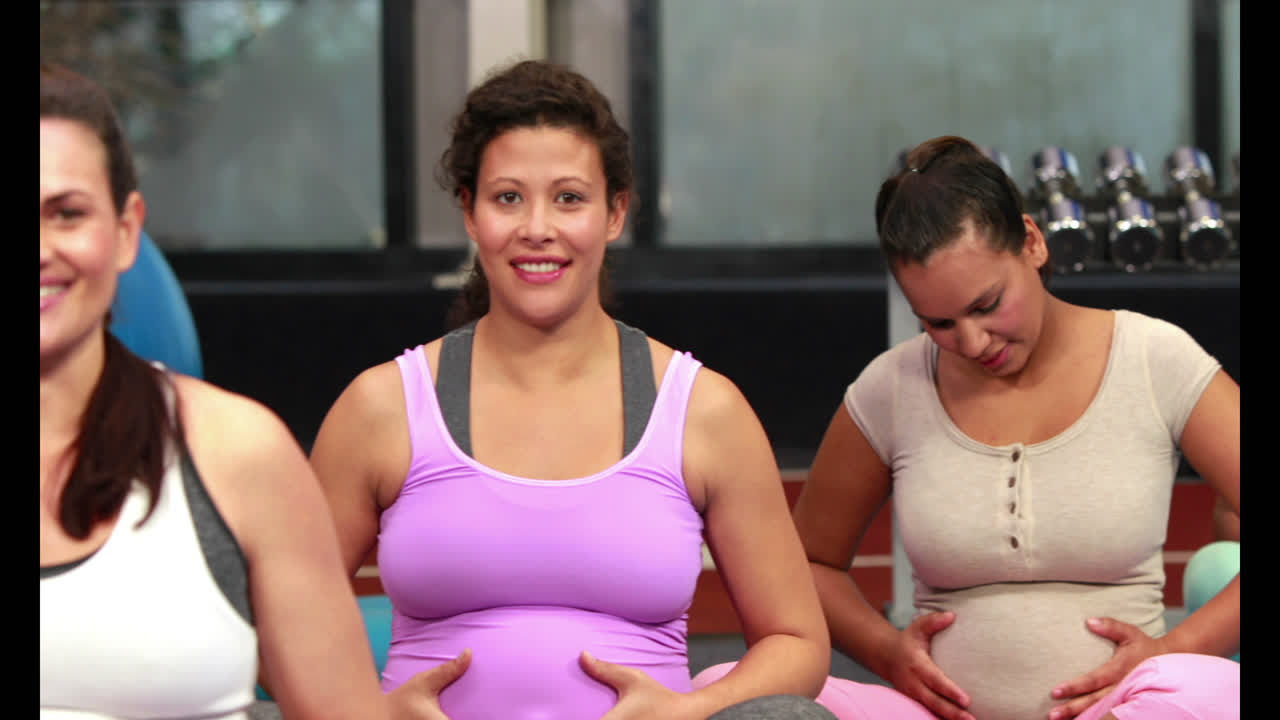 mujeres embarazadas en el gimnasio
