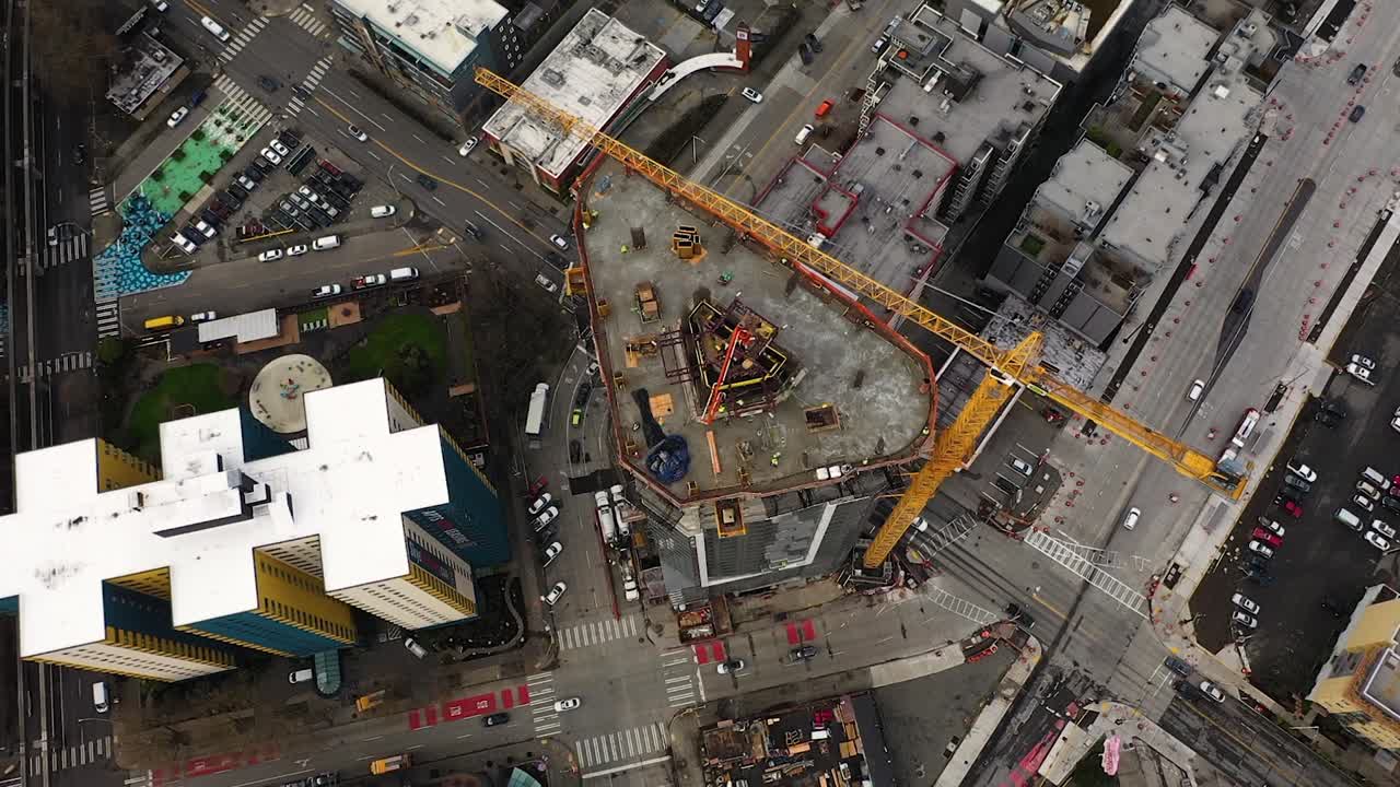 vista aérea de arriba hacia abajo de un rascacielos en construcción en seattle, washington.