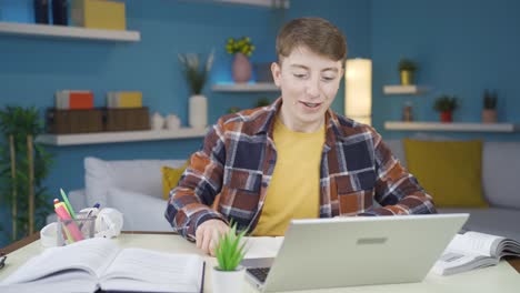 Un-Estudiante-Que-Empezó-A-Estudiar-Con-Mucha-Ilusión.-Estudiante-Feliz-Y-Ansioso.