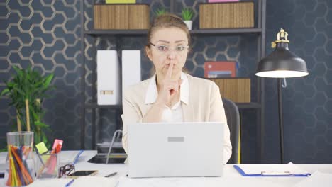 Business-woman-looking-at-camera-angry-and-aggressive.