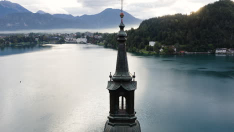 Vista-Aérea-De-Las-Tranquilas-Aguas-Del-Lago-Bled-En-Los-Alpes-Julianos,-Eslovenia---Disparo-De-Drones