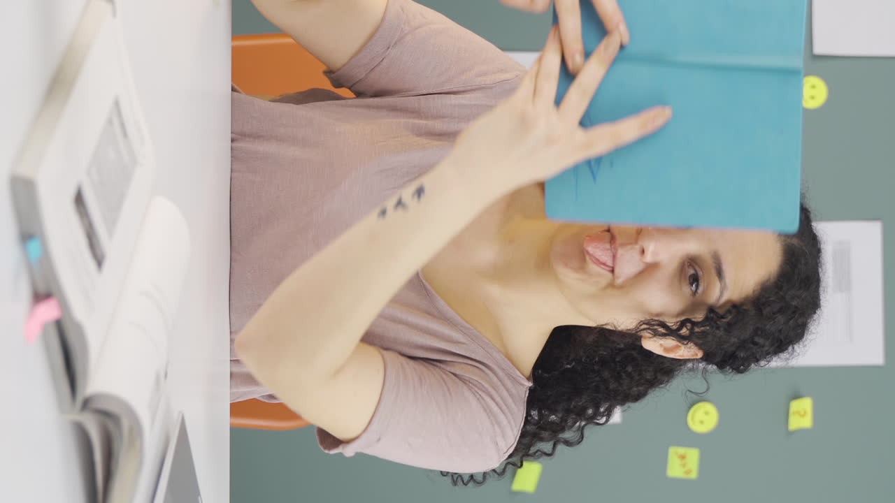 video vertical de una estudiante divertida y alegre.