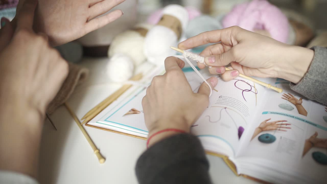dos amigas aprenden a tejer con agujas de tejer. grupo de tejer mujer