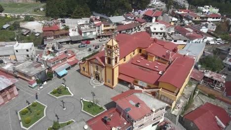 Pinal-de-Amoles,-latin-America-city-in-Mexico,-aerial-city-centre-cathedral