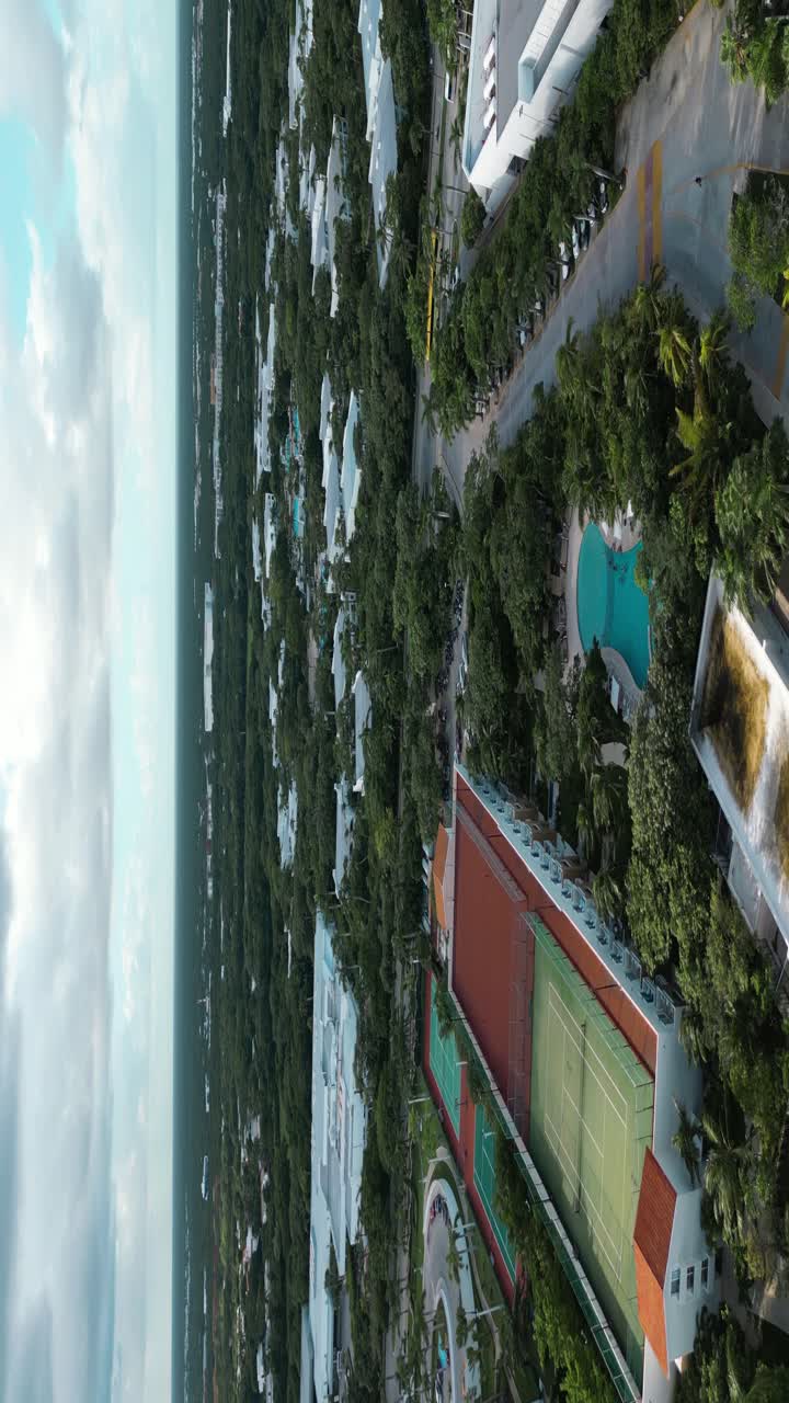 멕시코 의 플라야 델 카르멘 에 있는 호텔 과 열대 지역 의 수직 풍경