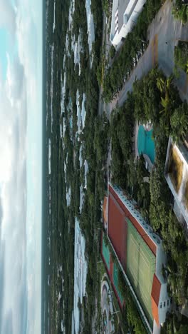 vista aérea vertical de hoteles y alrededores tropicales en playa del carmen, méxico