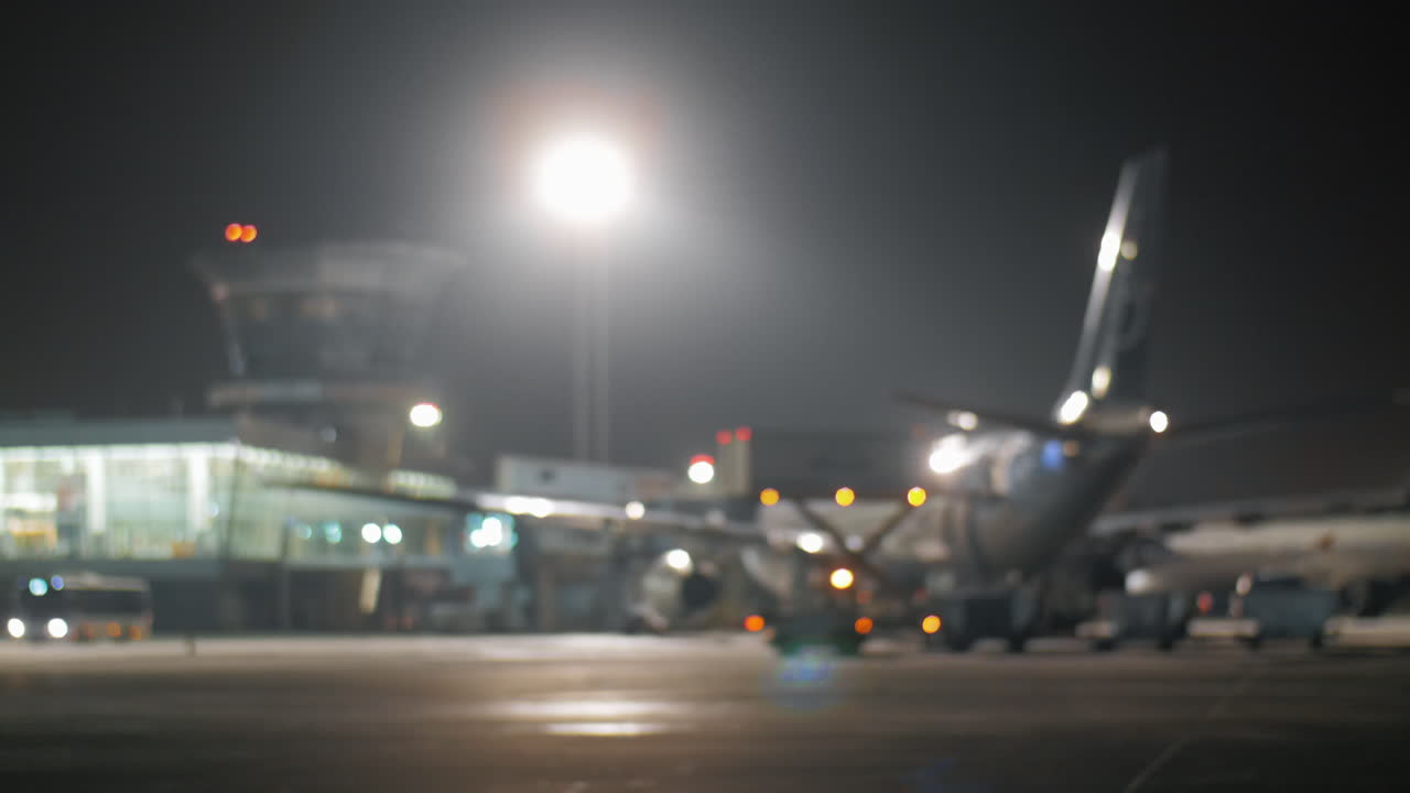 Aereo a reazione al terminal dell'aeroporto di notte