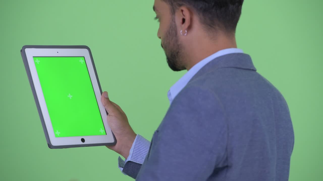 joven y guapo empresario persa barbudo en traje