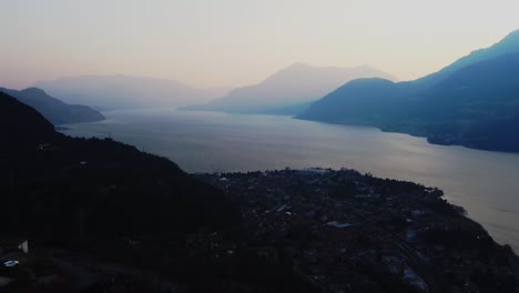 Ciudad-De-Mandello-Lario-Cerca-Del-Lago-Como-En-Italia,-Vista-Aérea-Del-Amanecer